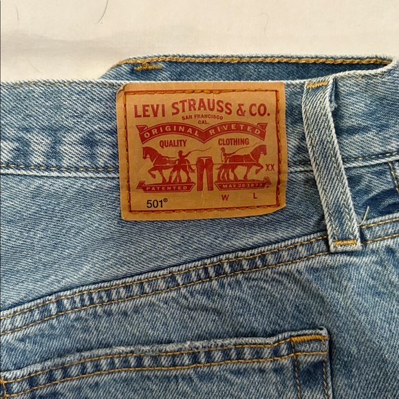 Levi’s 501 Original High-Rise Distressed Denim Shorts – W28 - Picture 2 of 4